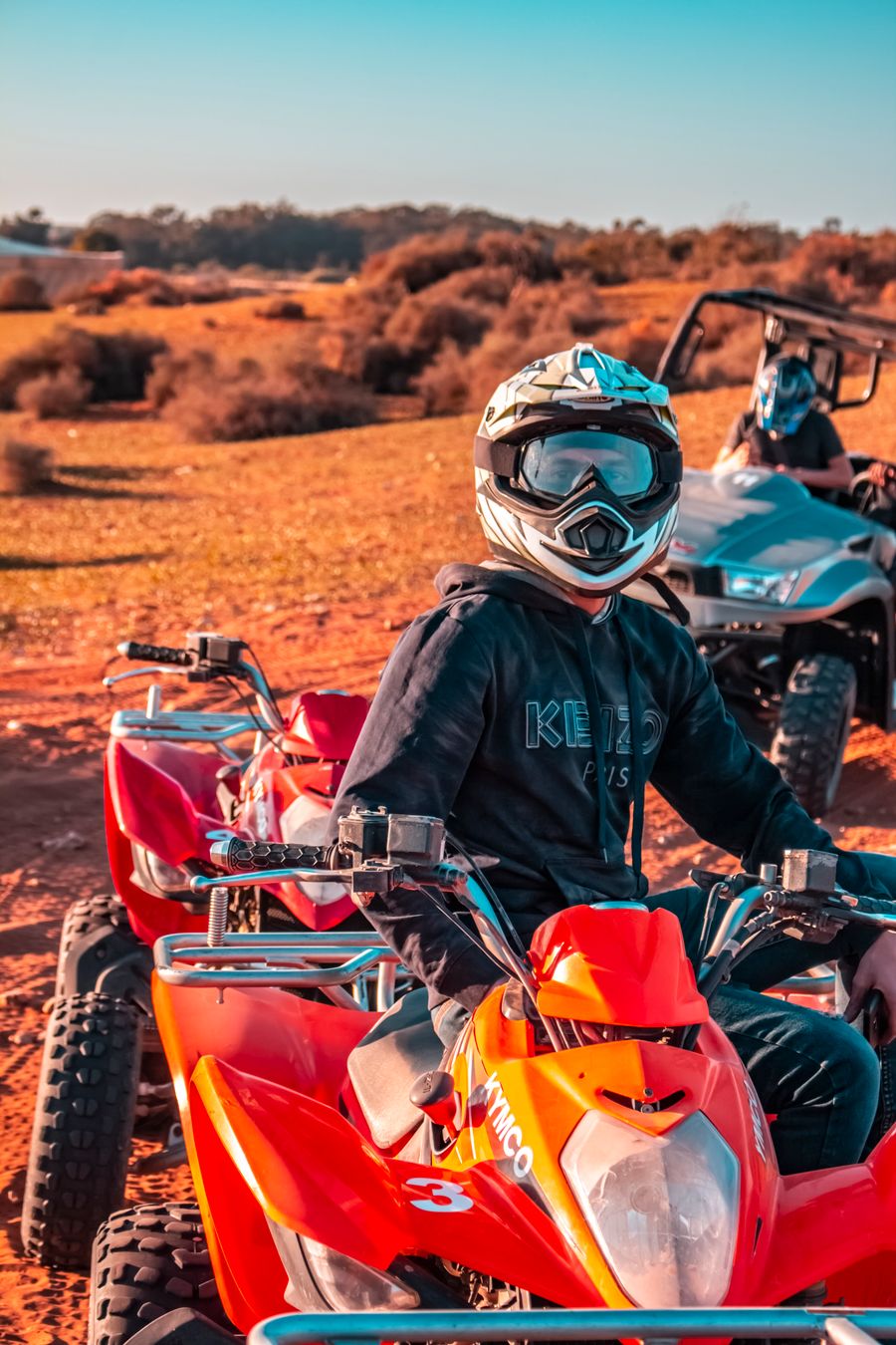Cuadraciclos con sus pilotos listos para salir a la ruta