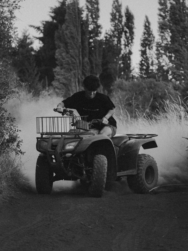 Moto enduro en camino de montaña